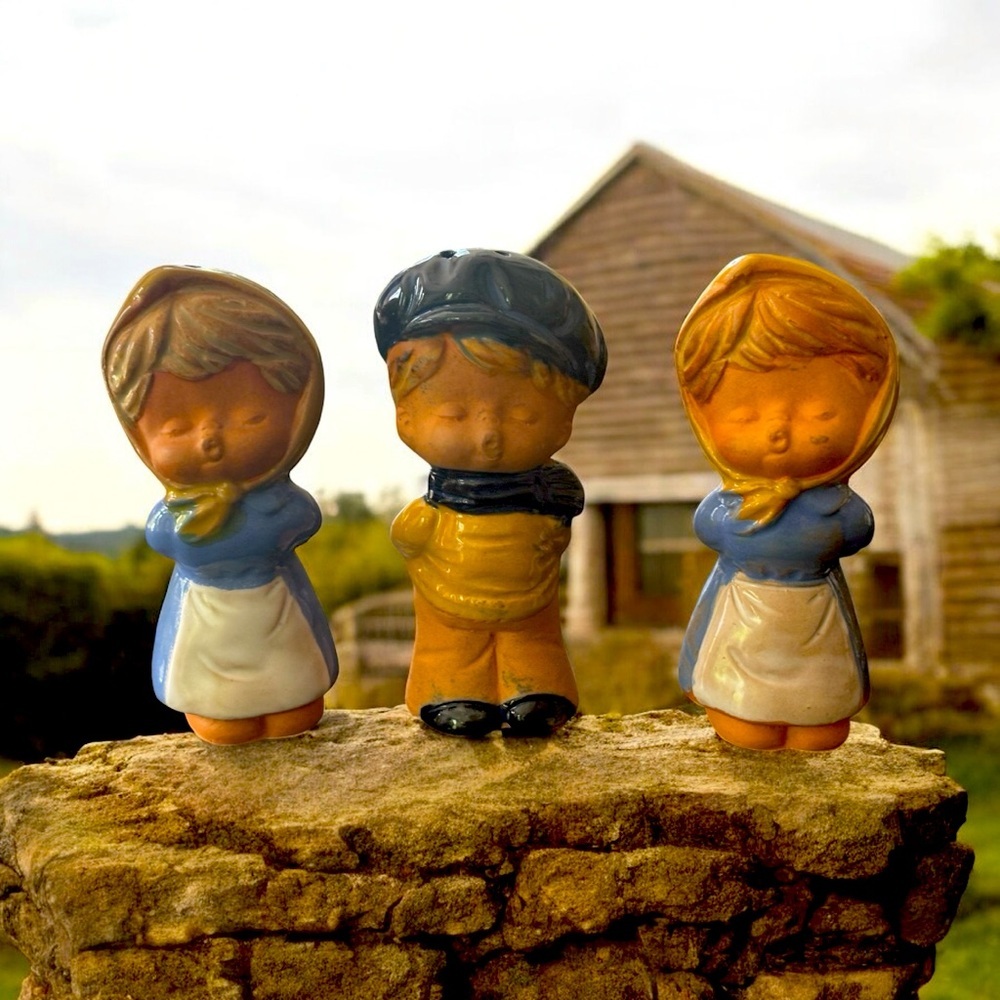 Vintage Kissing Dutch Boy and Girls Salt & Pepper Shakers – Ceramic Figurines